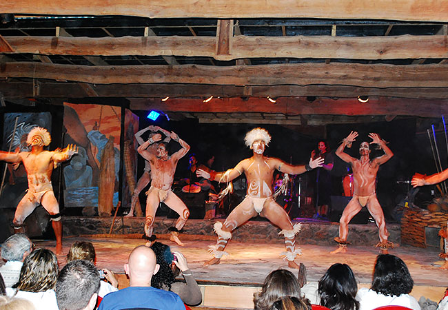 Baila-tradicional-pascuense-en-escenario