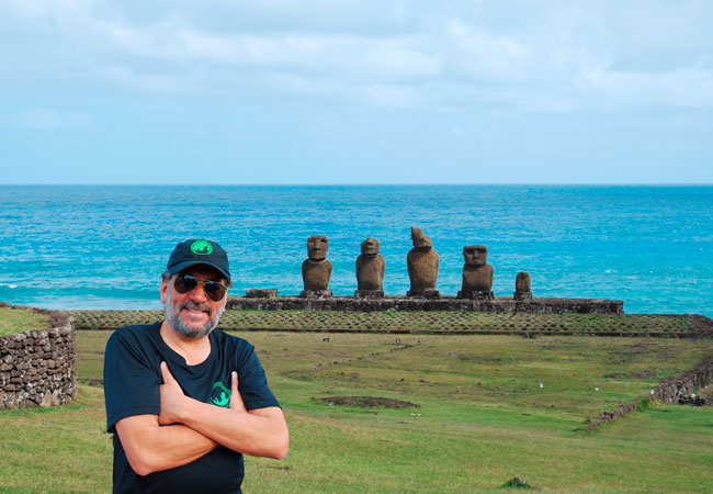 Guia-de-turismo-visitando-Rapa-Nui