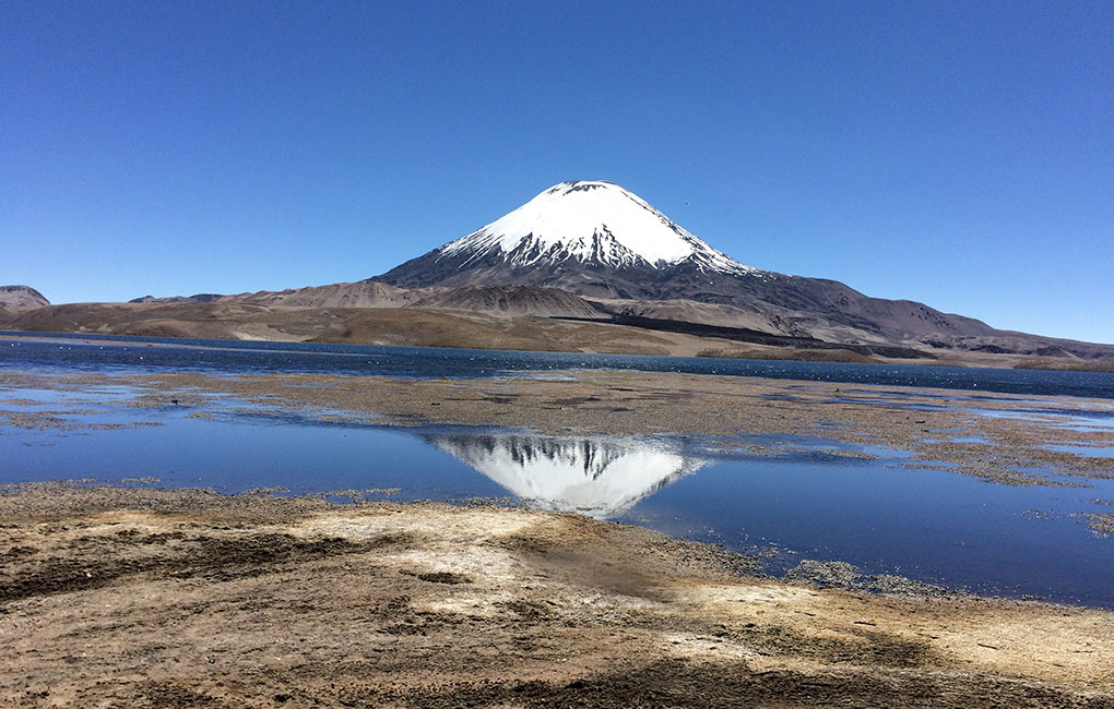 Lago-Chungara-y-volcán-Parinacota-en-Arica