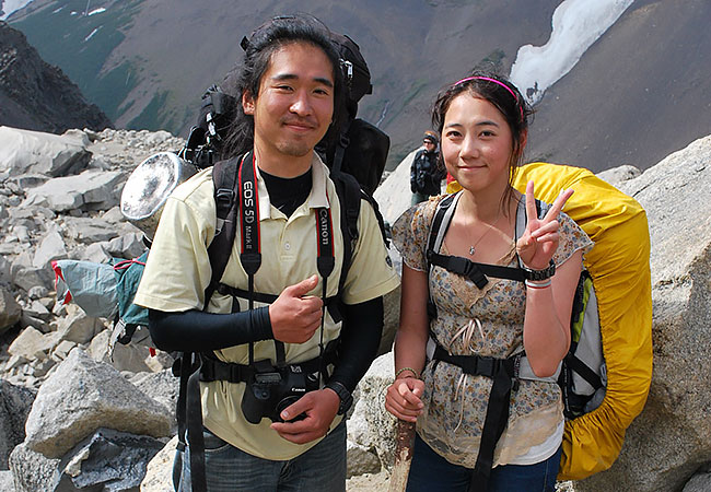 Turistas-en-el-Mirador-Las-Torres-del-Paine